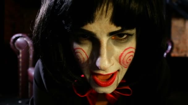 Meisje met make-up in nachtmerrie stijl zingt — Stockvideo