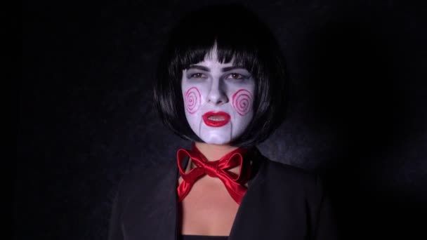 Девушка с макияжем в кошмарном стиле поет — стоковое видео