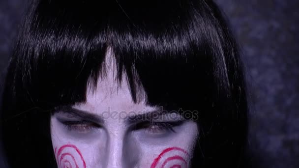 Girl with make-up in nightmare style sings — Stock Video