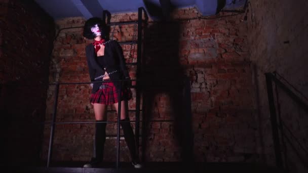 Girl with make-up in nightmare style sings — Stock Video