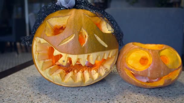 Lámparas de calabaza decorar el interior — Vídeos de Stock