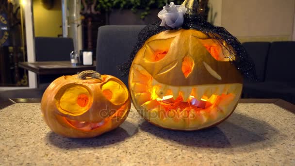 Lámparas de calabaza decorar el interior — Vídeo de stock