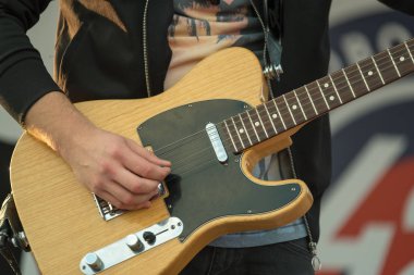 Elektro gitar çalan adam