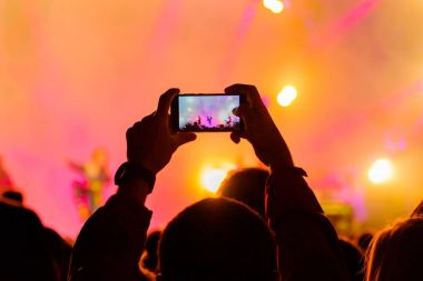 Konser ziyaretçi video çekimleri