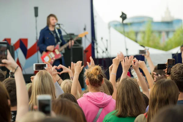 Audiência aplaudindo músicos em um festival ao ar livre — Fotografia de Stock