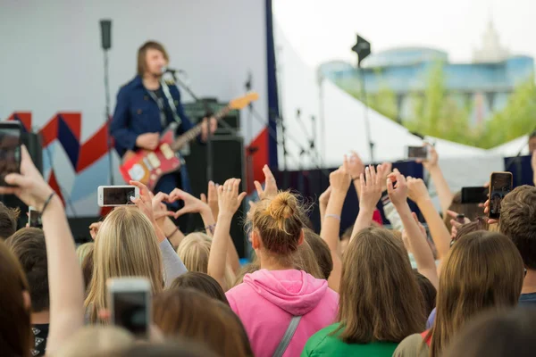 Publiek juichen muzikanten op een open lucht fest — Stockfoto