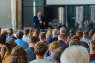 Seyirci hocayı dinler.