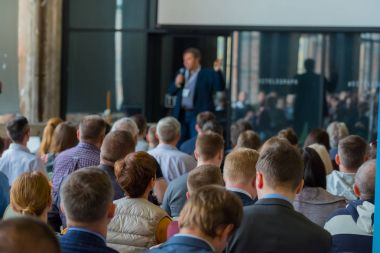 Seyirci hocayı dinler.