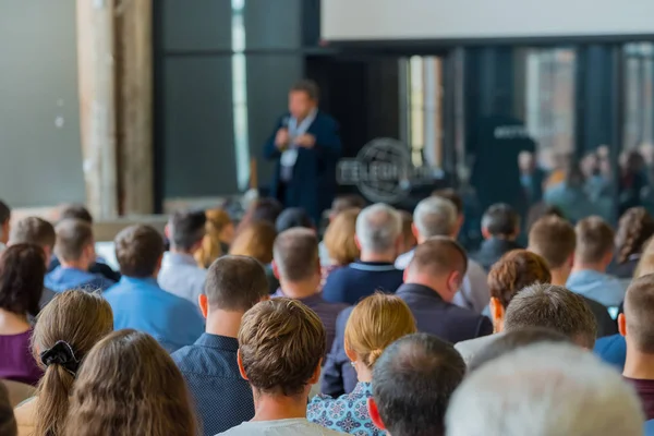 El público escucha al conferenciante — Foto de Stock