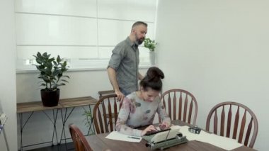 Çift arayan ilham ve typiing yazar