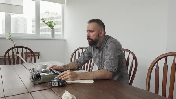 Мужчина-писатель ищет вдохновения и типизации — стоковое видео