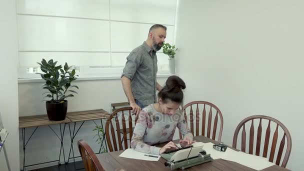 Couple d'écrivains à la recherche d'inspiration et de typification — Video