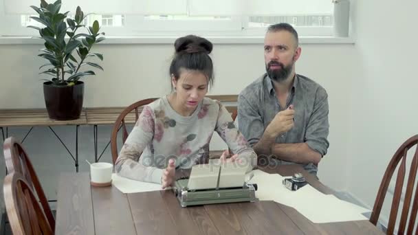 Couple d'écrivains à la recherche d'inspiration et de typification — Video