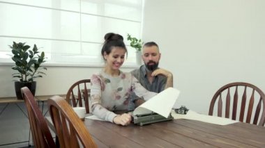 Çift arayan ilham ve typiing yazar