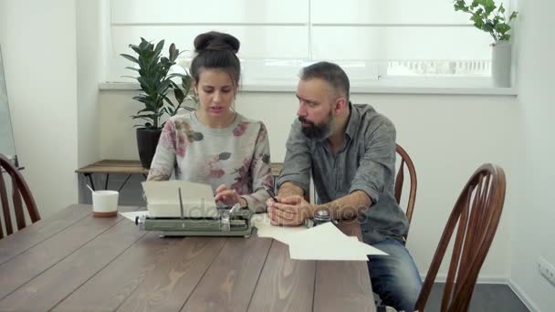 Couple d'écrivains à la recherche d'inspiration et de typification — Video