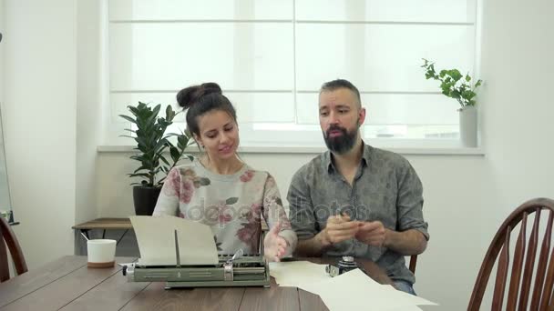 Couple d'écrivains à la recherche d'inspiration et de typification — Video