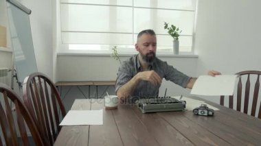Erkek yazar ilham ve typiing arıyor
