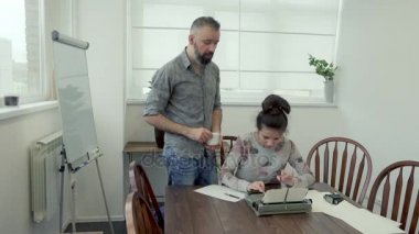 Çift arayan ilham ve typiing yazar