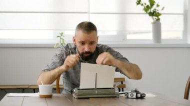 Erkek yazar ilham ve typiing arıyor