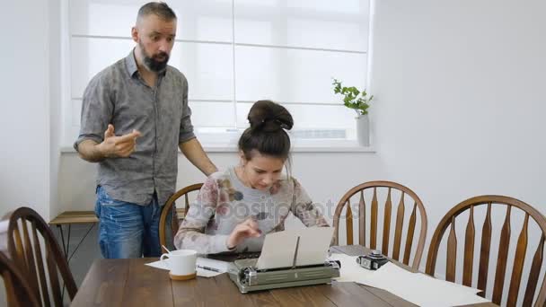 Couple d'écrivains à la recherche d'inspiration et de typification — Video