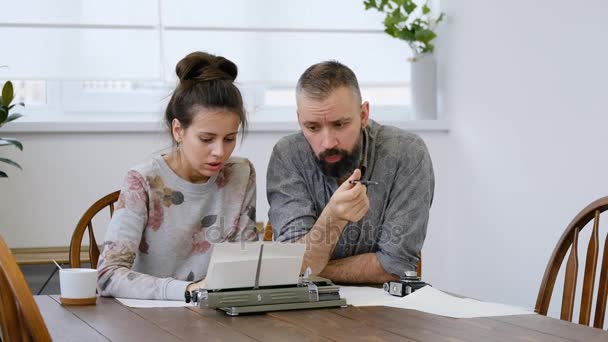 Couple d'écrivains à la recherche d'inspiration et de typification — Video