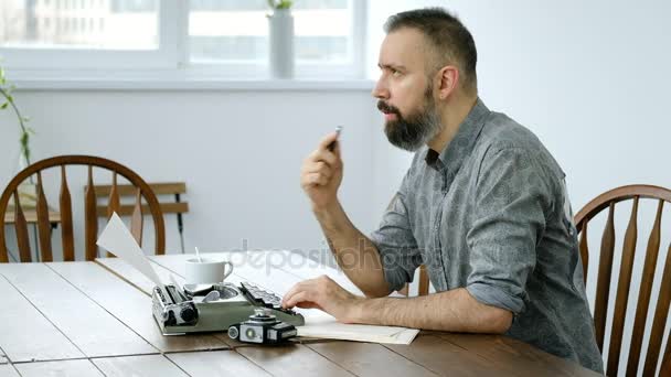 Homme écrivain à la recherche d'inspiration et typiing — Video