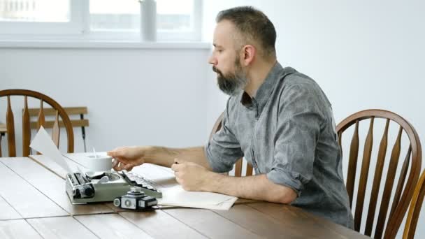 Homme écrivain à la recherche d'inspiration et typiing — Video