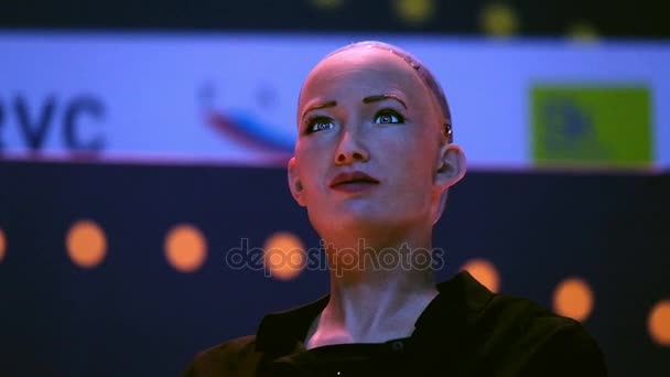 Гуманоидный робот Софии на конференции "Открытые инновации" в технопарке "Сколоково" — стоковое видео