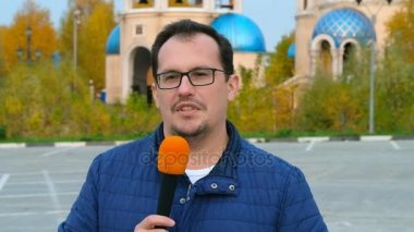 Orta yaşlı adam tv muhabiri bir rapor açar