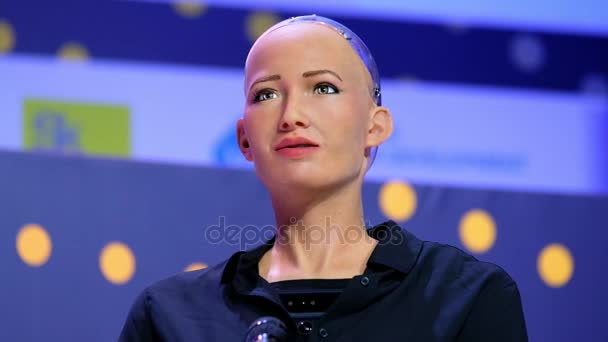 Софія робот-гуманоїд на відкритих інновацій конференції в Skolokovo технопарку — стокове відео