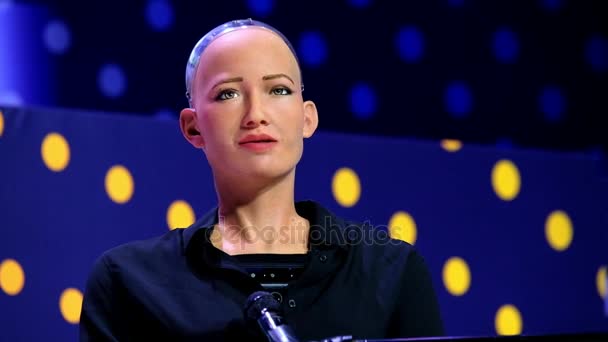 Sophia humanoid robot di Open Inovations Konferensi di Skolokovo technopark — Stok Video