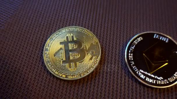Bitcoin und Ethereum Coins liegen auf dem Tisch — Stockvideo