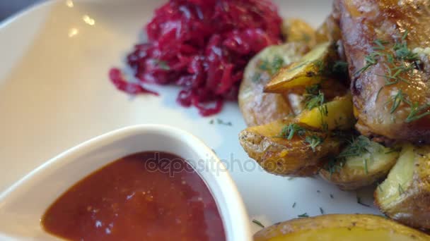 Chicken fried with baked potatoes, beet salad, sprinkled with herbs, with sauce — Stock Video