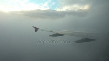 Bir siste uçan uçağın kanat