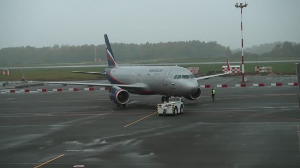 Odtahový vůz pohybuje Aeroflot letadlo na letiště Chrabrovo — Stock video