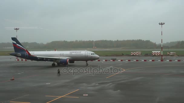Aeroflot in aeroporto Krabrovo — Video Stock
