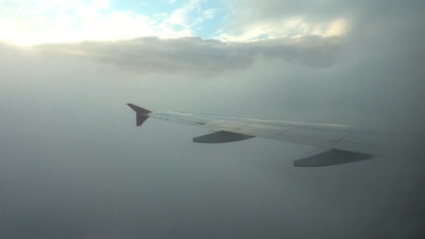 Ala de avión volador en una niebla — Vídeos de Stock