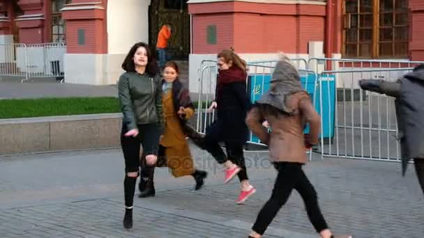 Adolescentes felices bailando en la calle — Vídeo de stock