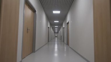 Uzun beyaz boş koridorda yürürken Pov