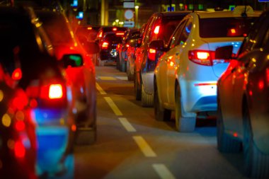 Trafik sıkışıklığı, büyük şehir arkadan görünüm
