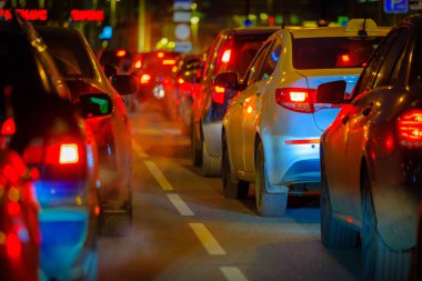Trafik sıkışıklığı, büyük şehir arkadan görünüm