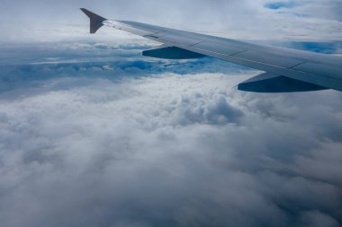 Bir siste uçan uçağın kanat