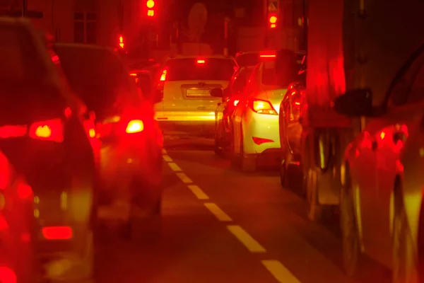 Trafik sıkışıklığı, büyük şehir arkadan görünüm — Stok fotoğraf