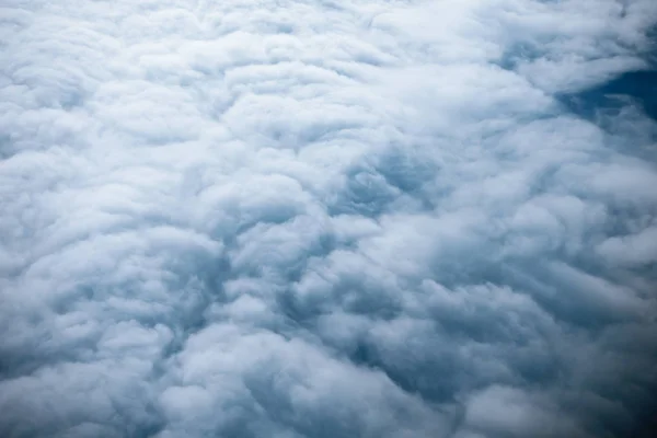 Вид сверху из белых облаков — стоковое фото