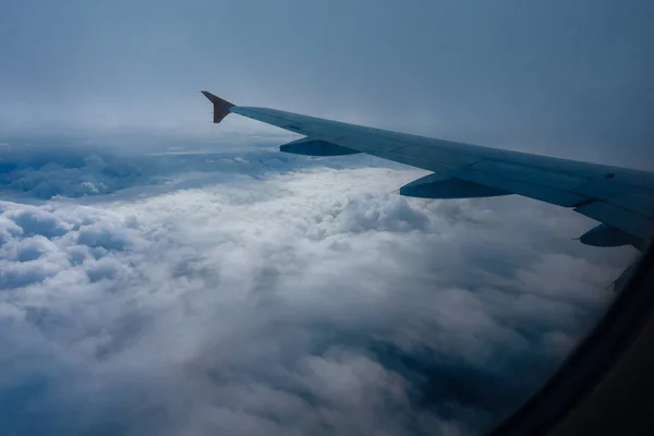 Крыло летающего самолета в тумане — стоковое фото