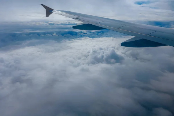 Ala de avión volador en una niebla — Foto de Stock