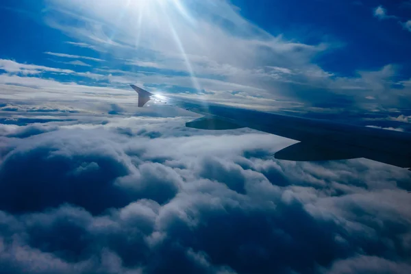 Ala de avión volador en una niebla — Foto de Stock