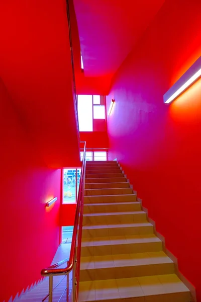 Лестницы в интерьере с красными стенами — стоковое фото