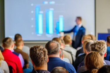 Seyirci hocayı dinler.