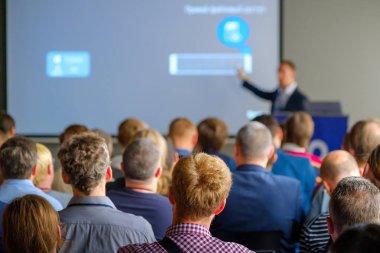 Seyirci hocayı dinler.